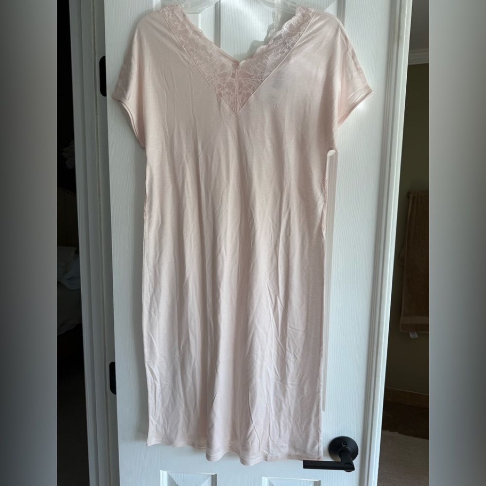 Hanro Mae Soft Pink Lace Trim nightgown NEW